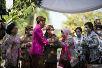 Jokowi pasang bleketepe sebelum acara siraman Kaesang di Solo