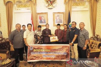 Pj Wako Payakumbuh Rida Ananda serahkan bantuan untuk korban gempa Cianjur