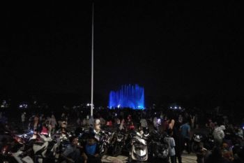 Pemkab Lombok Tengah mengedukasi PKL jaga kebersihan taman Alun-alun