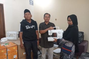 Mataram menyalurkan bantuan peralatan kerja