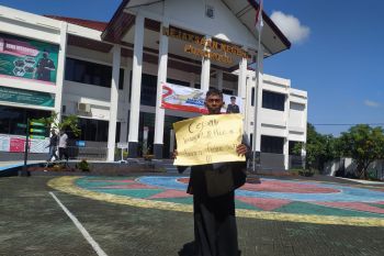 Penggiat antikorupsi unjuk rasa tunggal peringat Hakordia di Ponorogo