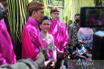 Presiden tetap bekerja di sela-sela prosesi pernikahan Kaesang Pangarep