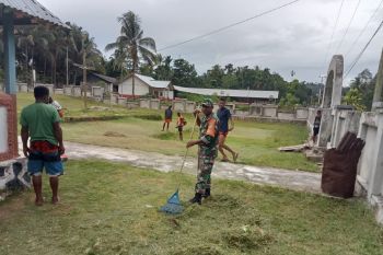Koramil Biak Barat bantu warga bersihkan halaman GKI Elim Sarwa