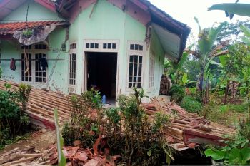 Puluhan bangunan rusak akibat gempa Sukabumi