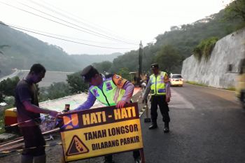 Jalan nasional Trenggalek-Ponorogo Jawa Timur rusak akibat longsor
