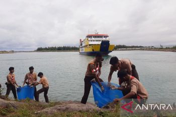 Patut ditiru, pramuka bersihkan masjid dan pantai wisata