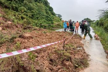 Hujan deras sebabkan longsor dua lokasi di Kota Padang