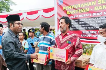 Dinas Sosial Biak Numfor salurkan BLT nelayan distrik kepulauan
