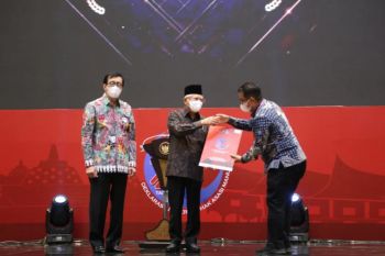 Pemprov Sulbar menerima penghargaan sebagai pembina kabupaten Peduli HAM