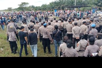 Eksekusi lahan di Dayun ricuh, polisi jebol blokade massa