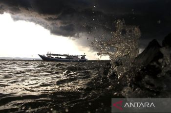 BMKG himbau masyarakat waspadai gelombang tinggi hingga enam meter di perairan Indonesia