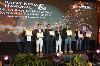 Bawaslu Agam terima penghargaan saat malam Anugerah Kehumasan 2022