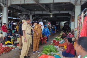 Pemkab Jayapura melakukan sidak bahan pokok jelang Natal dan Tahun Baru
