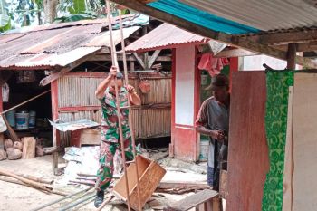 Koramil Supiori Utara bantu membenahi dapur milik warga Kampung Waryei