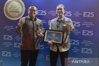 Berkomitmen tinggi dalam transisi energi, Dirut PLN diganjar penghargaan dari komunitas wartawan energi