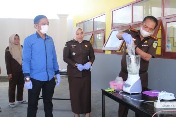 Kejaksaan Negeri Bone musnahkan barang bukti tindak pidana