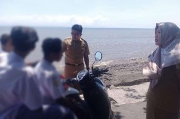 Belasan pelajar tengah nongkrong di Pantai Labuhan Haji terjaring razia