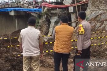 Bahu jembatan penghubung Sukabumi-Bogor ambles