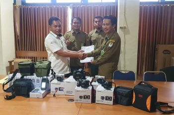 BKSDA Sumbar dapat bantuan kamera dan GPS dari PT Semen Padang