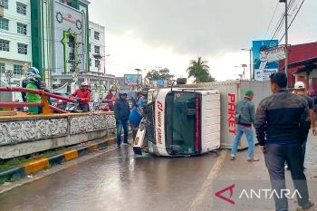 Truk roda empat terbalik di jalan layang Bukittinggi