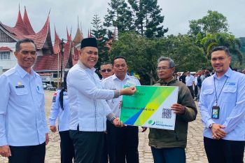Bupati Solok beri perlindungan BPJAMSOSTEK kepada 1.500 tukang ojek dan gharim