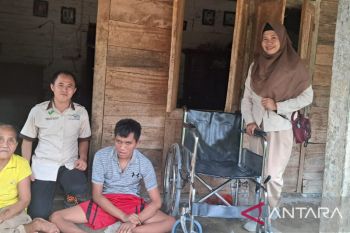 Sebanyak 23 penyandang disabilitas di Kabupaten OKU terima bantuan kursi roda