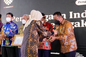 Pemprov Sulsel raih penghargaan IPK 2021 dari Kemenaker