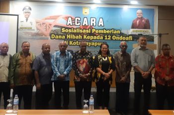 Pemkot Jayapura berikan dana hibah Rp1 miliar lebih untuk 12 ondoafi
