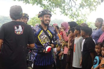 Pemkab Lombok Barat-komunitas sepeda menyumbang korban gempa bumi Cianjur