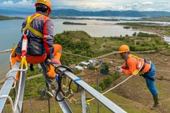 PLN membangun tower darurat jaga keandalan listrik di Pulau Sumbawa