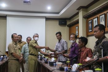 Kulon Progo menyalurkan bantuan usaha ekonomi produktif disambilitas
