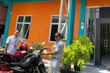 Himbau Masyarakat Taat Pajak, SAMSAT Cilegon Sebarkan Leaflet Di Area Parkir Pasar Kelapa Cilegon