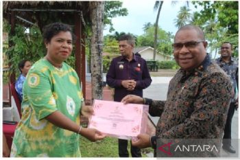 Pemkab Biak Numfor ajak perempuan OAP buka usaha jahit dan membatik