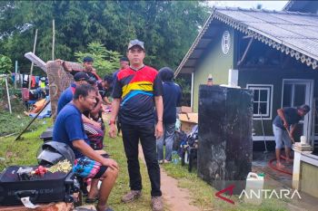 Warga gotong royong bersihkan rumah korban banjir Natuna