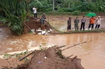 Tanggul Sungai Kaliombo Pati jebol akibatkan rumah warga tergenang banjir