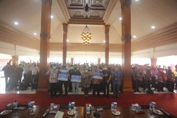 Pemkot Mojokerto serahkan BLT bagi pekerja pabrik rokok
