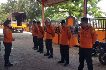 Basarnas Padang bantu pencarian anak terseret ombak di Pessel