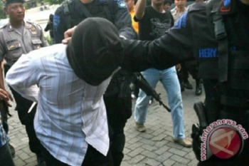 Densus 88 tangkap seorang terduga teroris di Banyuwangi