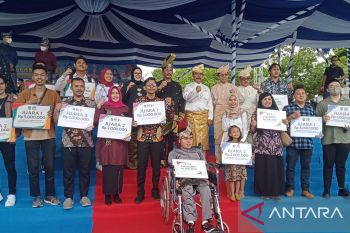 ANTARA Biro Kepri beri hadiah ke penyandang disabilitas di Hari Jadi Batam