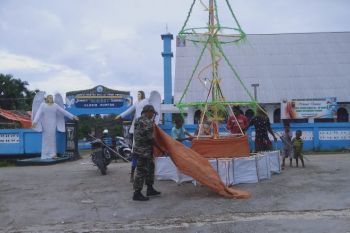 Koramil Numfor bantu warga binaan membuat pohon natal