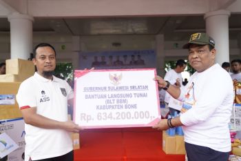 Gubernur Sulsel salurkan bantuan subsidi BBM senilai Rp634,2 juta di Bone