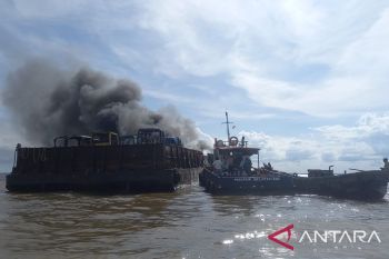 Basarnas Jambi bantu padamkan kapal tongkang terbakar di Kampung Lau