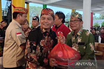 Ketua DAD Kalteng gelar 'hasupa hasundau' dan bagikan bingkisan Natal