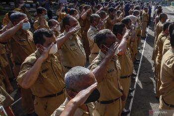 Hard to ensure all civil servants neutral during elections: Minister