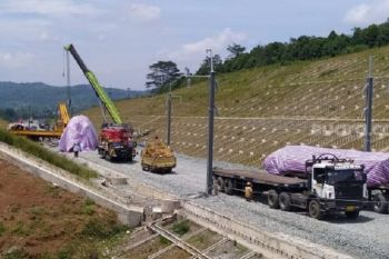 Petugas lakukan evakuasi kereta yang anjlok di Bandung Barat