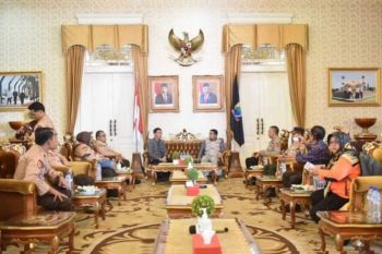 Wawako Solok serahkan bantuan peduli Cianjur