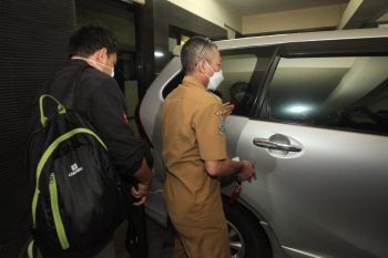 Gedung DPRD Jatim di geledah, KPK bawa tiga koper