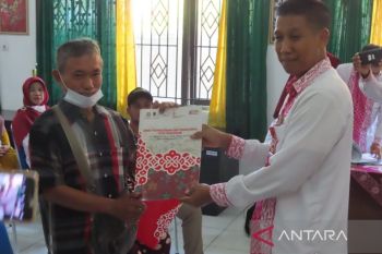 Pemkot Pekalongan serahkan bantuan modal dan sarana pada warga