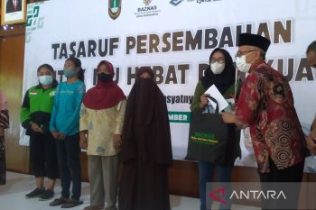 BAZNAS Surakarta berikan bantuan kepada ibu-ibu  tangguh
