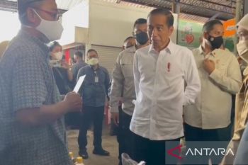 Presiden Jokowi pantau pasokan bahan pokok di Pasar Sukolilo Madiun, Jawa Timur